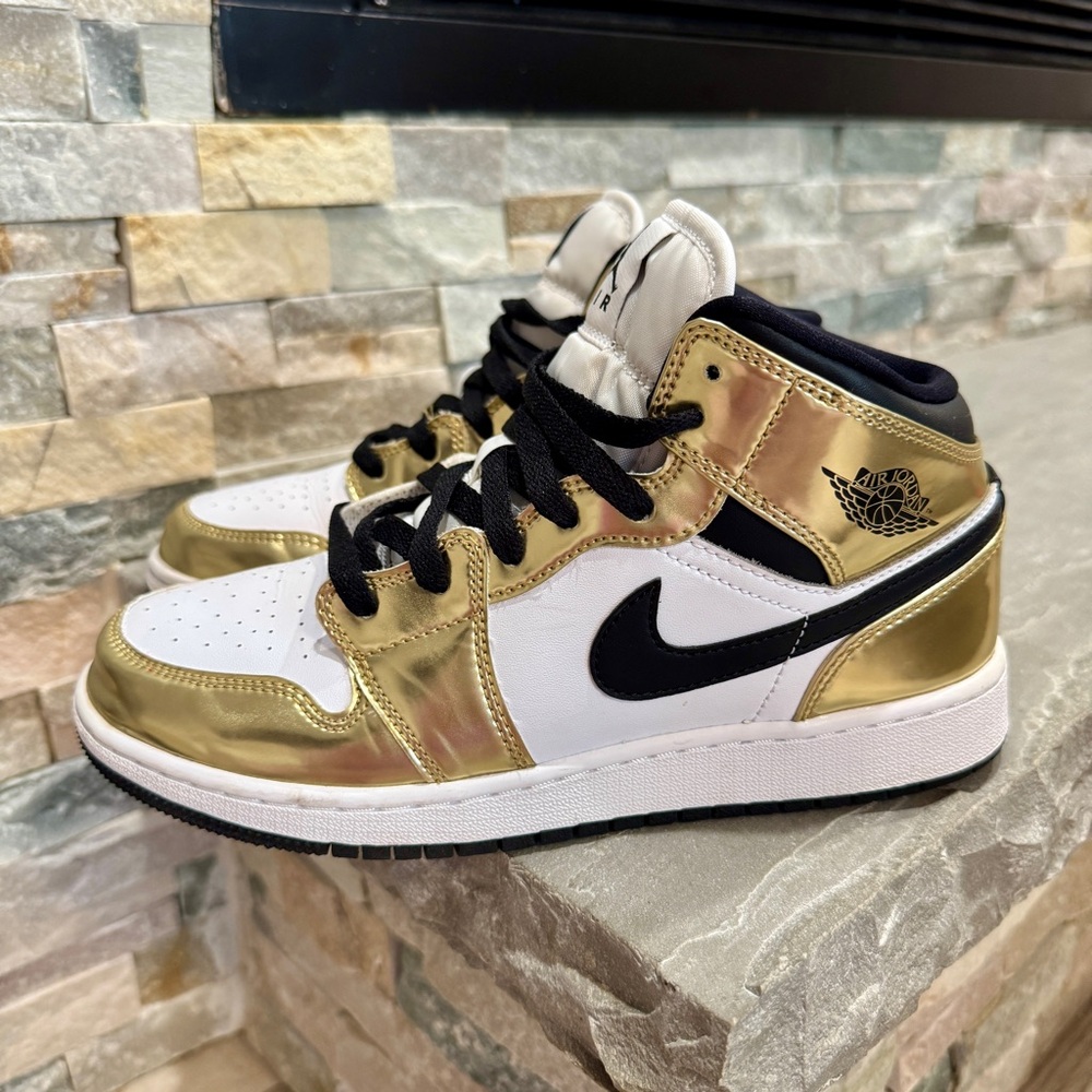 Nike Jordan gold mid 6Y - 7.5W